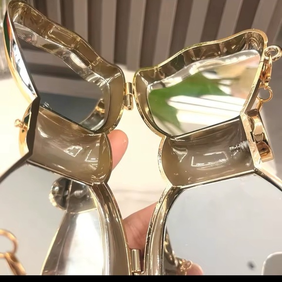 Bow Gold Luxury Clutch - Picture 7 of 12